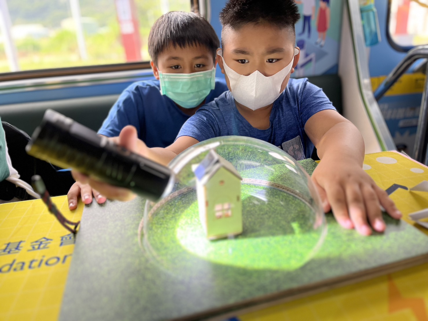 G22恒峰參與基礎科學主題車廂，以STEAM教學精神，設計「逐日科學家」、「太陽能工程師」以及「淨零建築師」三大能源科普課程和實驗